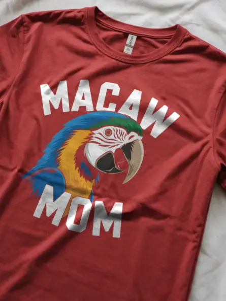 Red macaw mom t-shirt – exotic parrot shirt, funny bird mom gift