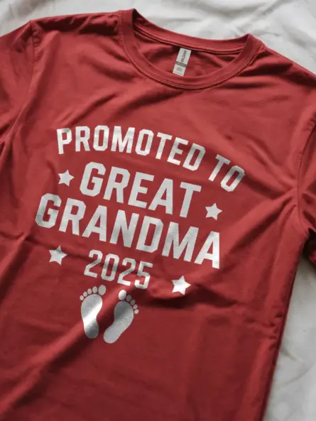 Red promoted to great grandma est 2025 shirt – baby announcement tee