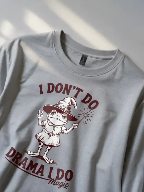 Grey close-up – funny witchy frog spell-casting graphic tee grey